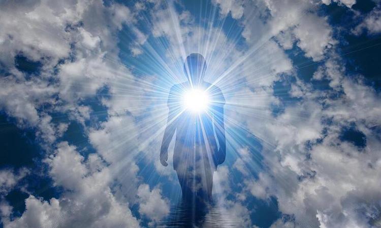 imagem de um homem no cu, entre as nuvens